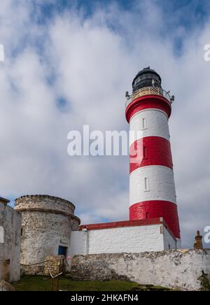 Uralt und modern, die alten und neuen Eilean Glas Leuchttürme auf der hebridischen Insel Scalpay Stockfoto