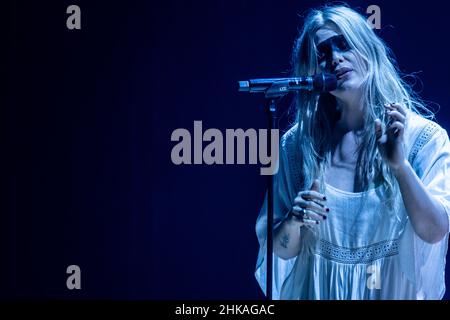 Kopenhagen, Dänemark. 02nd. Februar 2022. Kopenhagen, Dänemark. 02nd, Februar 2022. Die dänische ein-Frau-Black-Metal-Band Myrkur spielt ein Live-Konzert mit Copenhagen Phil unter dem Konzertkonzept 60 Minutes of im Konservatoriets Concertsal in Kopenhagen. (Foto: Gonzales Photo/Alamy Live News Stockfoto