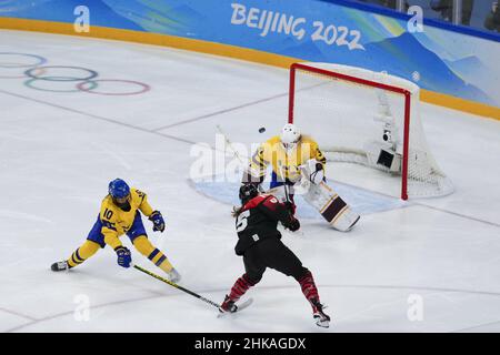 Peking, China. 03rd. Februar 2022. Die Japanerin Rui Ukita (15) erzielt am Donnerstag, den 3. Februar 2022, bei der Vorrunde des Eishockeyspiels der Gruppe B im Wukesong Sports Center bei den Olympischen Winterspielen 2022 in Peking das zweite Tor Japans gegen die schwedischen Torhüter Emma Soderberg und Mina Waxin (10). Foto von Paul Hanna/UPI. Kredit: UPI/Alamy Live Nachrichten Stockfoto