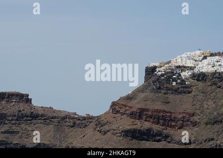 Weiß getünchte Gebäude auf den Klippen von Santorini in Griechenland Stockfoto