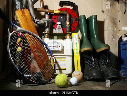 Bild zeigt: Gaszähler im Schrank unter der Treppe, wenn die Obergrenze für Strom und Gas für Dual Fuel steigt 3.2.22 Bild von Gavin Rodgers/ Pixel8000 Stockfoto