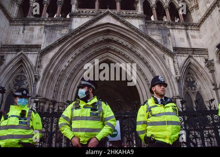 London, Großbritannien 1st. Februar 2022. Polizeibeamte bewachen den Eingang des Gerichts. Vier beleidigende britische Aktivisten ließen ihre Anhörung ausfallen und klebten sich an die Stufen am Eingang des Royal Courts of Justice. 19 britische Aktivisten wurden wegen Bruch der Verfügung von M25 vor Gericht gestellt. Stockfoto
