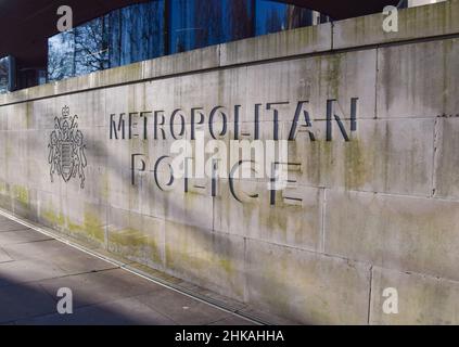 London, Großbritannien. 14th Januar 2022. Metropolitan Police Schild vor dem New Scotland Yard Gebäude. Stockfoto