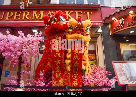 London, Großbritannien 1st. Februar 2022. Während der chinesischen Neujahrsfeiern werden vor einem Geschäft in Chinatown traditionelle Löwentanzkostüme ausgestellt. Dieses Jahr ist das Jahr des Tigers. Stockfoto