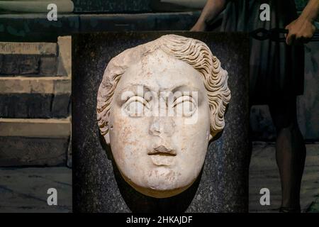 Marmorrelief einer Frau Kopf. 1st die Hälfte des 2nd. Jahrhunderts u.Z. Istanbuler Archäologiemuseum. Stockfoto