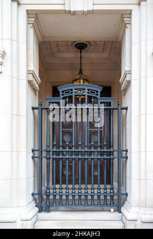 Toronto Vintage Architecture: Dekorativer Grill bei der Eröffnung des Vintage-Gebäudes. Teil der Fassade des schönen Gebäudes. Stockfoto