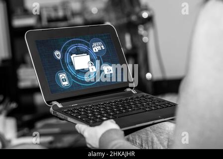 Tablet-Bildschirm mit einem Konzept für vertrauliche Daten Stockfoto