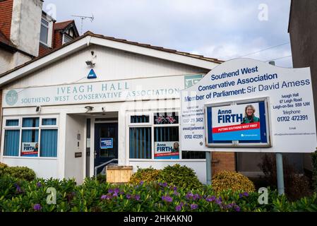 Southend on Sea, Essex, Großbritannien. 3rd. Februar 2022. Wahllokale in lokalen Kirchen und Schulen haben für die Wähler in der Nachwahl im Südwesten der USA eröffnet, um den ermordeten Abgeordneten Sir David Amess zu ersetzen. Obwohl die wichtigsten Parteien beiseite standen, um der konservativen Kandidatin Anna Firth zu erlauben, den Sitz ohne Widerstand zu übernehmen, stehen eine Reihe anderer Parteien zur Verfügung, darunter die UKIP, Freedom Alliance, English Democrats, English Constitution Party und Independents. Konservative Vereinigung Iveagh Hall Kampagnenzentrum, Leigh Road, Leigh on Sea Stockfoto