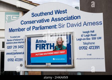 Southend on Sea, Essex, Großbritannien. 3rd. Februar 2022. Wahllokale in lokalen Kirchen und Schulen haben für die Wähler in der Nachwahl im Südwesten der USA eröffnet, um den ermordeten Abgeordneten Sir David Amess zu ersetzen. Obwohl die wichtigsten Parteien beiseite standen, um der konservativen Kandidatin Anna Firth zu erlauben, den Sitz ohne Widerstand zu übernehmen, stehen eine Reihe anderer Parteien zur Verfügung, darunter die UKIP, Freedom Alliance, English Democrats, English Constitution Party und Independents. Konservative Vereinigung Iveagh Hall Kampagnenzentrum, Leigh Road, Leigh on Sea Stockfoto