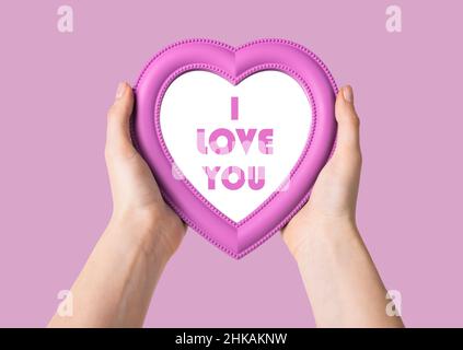Ich liebe dich Botschaft auf rosa Herz in Frauen Hände. Valentinskarte. Stockfoto