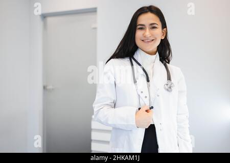 Porträt einer glücklichen Ärztin mit Stethoskop im Büro Stockfoto