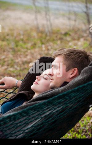 Junges Paar liegt in Hängematte Stockfoto