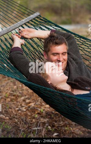 Junges Paar liegt in Hängematte Stockfoto