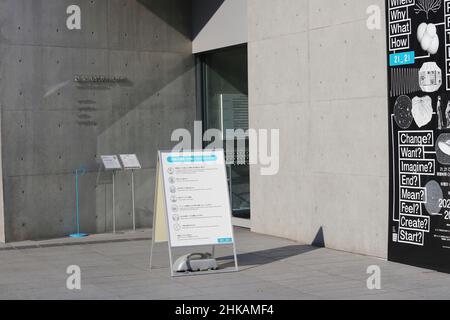 TOKIO, JAPAN - 3. Februar 2022: Eintritt in die von Tadao Ando entworfene Galerie 21 21 Design Sightwith Coronavirus Safety Safety Safety hinweis. Stockfoto