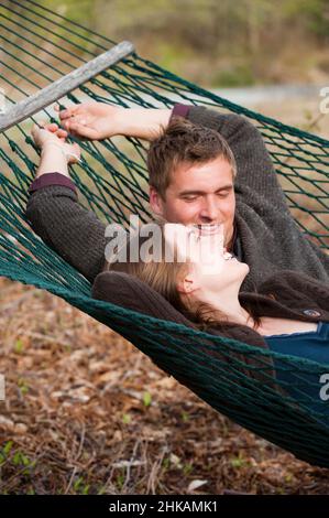 Junges Paar liegt in Hängematte Stockfoto