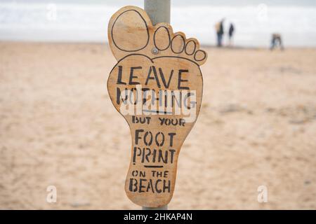 Lassen Sie nichts als Ihren Fuß Print am Strand Stockfoto