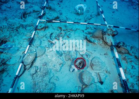 Unterwasserarchäologen graben Schiffswrack aus dem 2nd. Jahrhundert in Bozburun Marmaris Türkei. Stockfoto