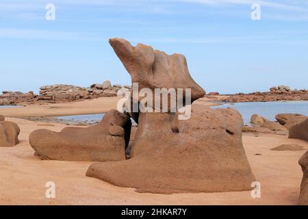 Bizarre Felsbrocken und Felsen an der Pink Granite Coast auf der Insel Renote in der Bretagne, Frankreich Stockfoto