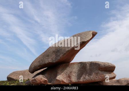 Bizarre Felsbrocken und Felsen an der Pink Granite Coast auf der Insel Renote in der Bretagne, Frankreich Stockfoto