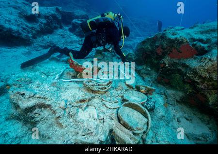 Unterwasserarchäologen graben Schiffswrack aus dem 2nd. Jahrhundert in Bozburun Marmaris Türkei. Stockfoto