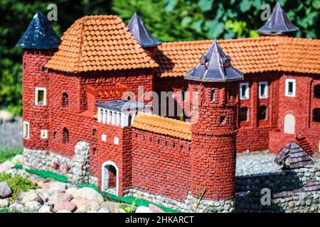 Nahaufnahme einer Miniatur aus rotem Backstein, einer gotischen Burg Stockfoto