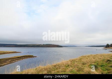 Kielder England: 13th. Januar 2022: Blick auf das Kielder Reservoir von Rushy Knowe Stockfoto