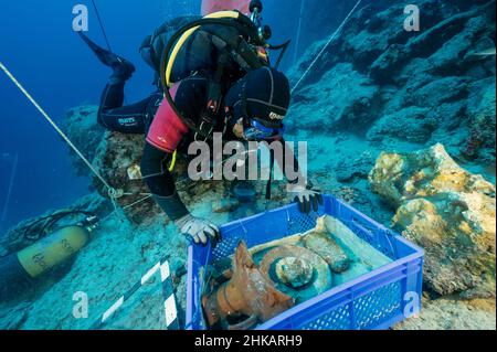 Unterwasserarchäologen graben Schiffswrack aus dem 2nd. Jahrhundert in Bozburun Marmaris Türkei.