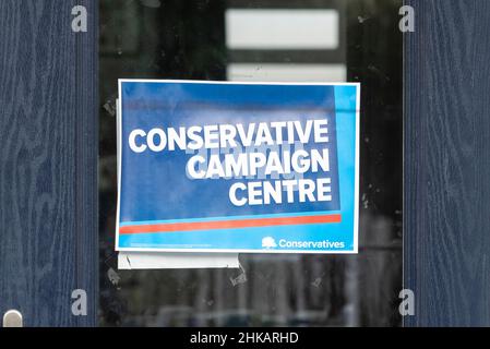 Southend on Sea, Essex, Großbritannien. 3rd. Februar 2022. Wahllokale in lokalen Kirchen und Schulen haben für die Wähler in der Nachwahl im Südwesten der USA eröffnet, um den ermordeten Abgeordneten Sir David Amess zu ersetzen. Obwohl die wichtigsten Parteien beiseite standen, um der konservativen Kandidatin Anna Firth zu erlauben, den Sitz ohne Widerstand zu übernehmen, stehen eine Reihe anderer Parteien zur Verfügung, darunter die UKIP, Freedom Alliance, English Democrats, English Constitution Party und Independents. Konservative Vereinigung Iveagh Hall Kampagnenzentrum, Leigh Road, Leigh on Sea Stockfoto