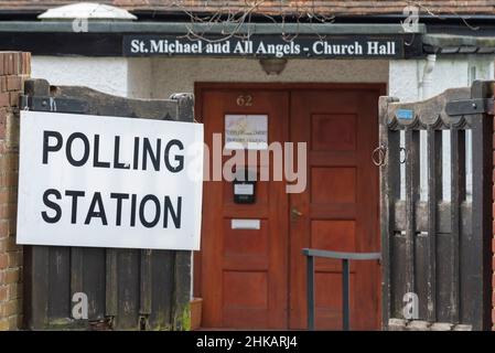 Southend on Sea, Essex, Großbritannien. 3rd. Februar 2022. Wahllokale in lokalen Kirchen und Schulen haben für die Wähler in der Nachwahl im Südwesten der USA eröffnet, um den ermordeten Abgeordneten Sir David Amess zu ersetzen. Obwohl die wichtigsten Parteien beiseite standen, um der konservativen Kandidatin Anna Firth zu erlauben, den Sitz ohne Widerstand zu übernehmen, stehen eine Reihe anderer Parteien zur Verfügung, darunter die UKIP, Freedom Alliance, English Democrats, English Constitution Party und Independents. St. Michael & All Angels Church, Leigh on Sea Stockfoto