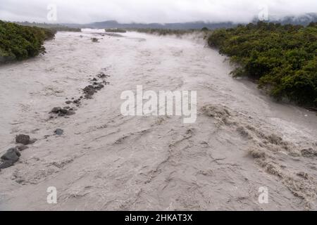 Wellington, Südinsel. 2nd. Februar 2022. Das am 3. Februar 2022 aufgenommene Foto zeigt das wogende Wasser des Fox River im Westland-Distrikt von South Island, Neuseeland. Am 2. Februar 2022 wurde für den Westland District, den westlichen Teil von South Island, von der National Emergency Management Agency of New Zealand ein lokaler Ausnahmezustand ausgerufen. Quelle: Yang Liu/Xinhua/Alamy Live News Stockfoto