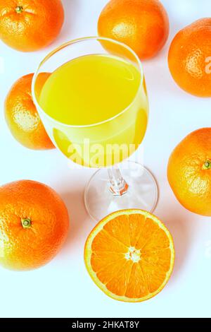 Frischer Orangensaft auf weißem Hintergrund, frische Orangenfrüchte Stockfoto