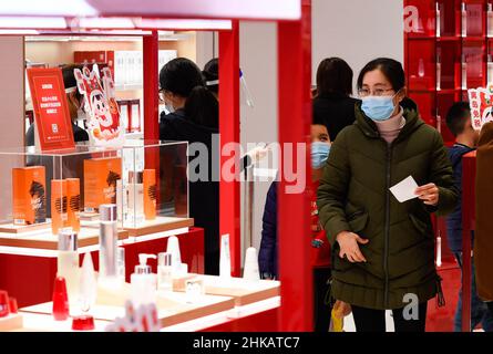 Haikou, Chinas Provinz Hainan. 3rd. Februar 2022. Kunden wählen Kosmetika in einem Duty-Free-Shop in Haikou, der Hauptstadt der südchinesischen Provinz Hainan, am 3. Februar 2022. Quelle: Yang Guanyu/Xinhua/Alamy Live News Stockfoto