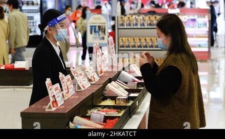 Haikou, Chinas Provinz Hainan. 3rd. Februar 2022. Kunden wählen Kosmetika in einem Duty-Free-Shop in Haikou, der Hauptstadt der südchinesischen Provinz Hainan, am 3. Februar 2022. Quelle: Yang Guanyu/Xinhua/Alamy Live News Stockfoto