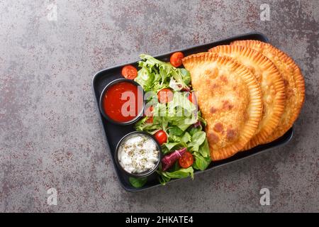 Traditionelle Cheburiki mit Fleisch Nahaufnahme auf dem Tisch. Horizontale Ansicht von oben Stockfoto