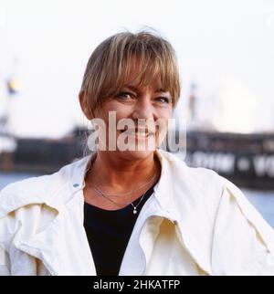 Karin Baal, deutsche Fernseh-, Film- und Bühnenschauspielerin, bei einem Fotoshooting in Hafen Hamburg, Deutschland 1985. Deutsche Fernseh-, Film- und Theaterschauspielerin Karin Baal am Hamburger Hafen, Deutschland 1985. Stockfoto