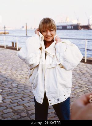 Karin Baal, deutsche Fernseh-, Film- und Bühnenschauspielerin, bei einem Fotoshooting in Hafen Hamburg, Deutschland 1985. Deutsche Fernseh-, Film- und Theaterschauspielerin Karin Baal am Hamburger Hafen, Deutschland 1985. Stockfoto