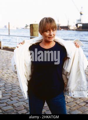 Karin Baal, deutsche Fernseh-, Film- und Bühnenschauspielerin, bei einem Fotoshooting in Hafen Hamburg, Deutschland 1985. Deutsche Fernseh-, Film- und Theaterschauspielerin Karin Baal am Hamburger Hafen, Deutschland 1985. Stockfoto