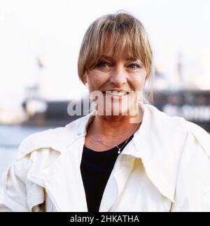 Karin Baal, deutsche Fernseh-, Film- und Bühnenschauspielerin, bei einem Fotoshooting in Hafen Hamburg, Deutschland 1985. Deutsche Fernseh-, Film- und Theaterschauspielerin Karin Baal am Hamburger Hafen, Deutschland 1985. Stockfoto