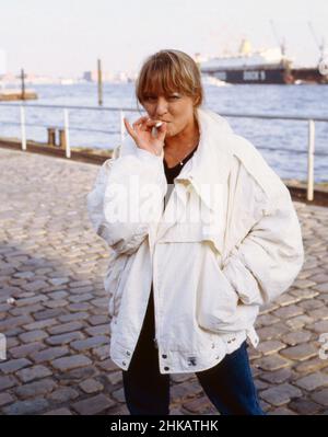 Karin Baal, deutsche Fernseh-, Film- und Bühnenschauspielerin, bei einem Fotoshooting in Hafen Hamburg, Deutschland 1985. Deutsche Fernseh-, Film- und Theaterschauspielerin Karin Baal am Hamburger Hafen, Deutschland 1985. Stockfoto