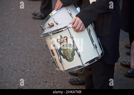 Zwei Trommeln aus der Royal British Legion, die während der zweiminütigen Schweigeminute an einem Gedenktag in Großbritannien abgehalten werden Stockfoto