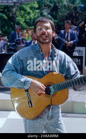 Reinhard Mey, deutscher Liedermacher, bei einem Auftritt im ZDF Fernsehgarten am 30. Juli 1989 in Mainz, Deutschland 1989. Stockfoto