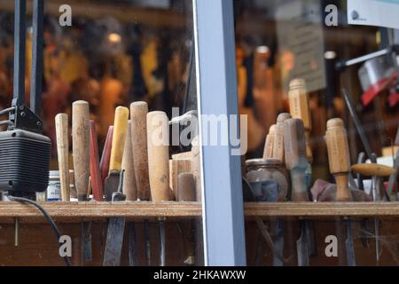 Schaufensterdarstellung von Werkzeugen, woodbridge Violinen, suffolk, england Stockfoto