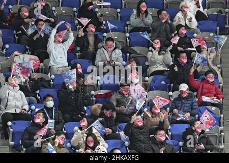 Peking, China. 03rd. Februar 2022. Während des Eishockeyspiels der Frauen Kanada gegen die Schweiz im National Indoor Stadium bei den Olympischen Winterspielen in Peking am Donnerstag, den 3. Februar 2022, winken eine Reihe chinesischer Fans Fahnen. Fans, abgesehen von einigen wenigen Auserwählern, wurden aufgrund von Covid-19-Beschränkungen von den Spielen in Peking ausgeschlossen. Foto von Richard Ellis/UPI Credit: UPI/Alamy Live News Stockfoto