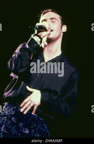 Marty Pellow, Sänger der britischen Popband 'Wet Wet Wet', bei einem Auftritt in Wembley, Großbritannien 1993. Stockfoto