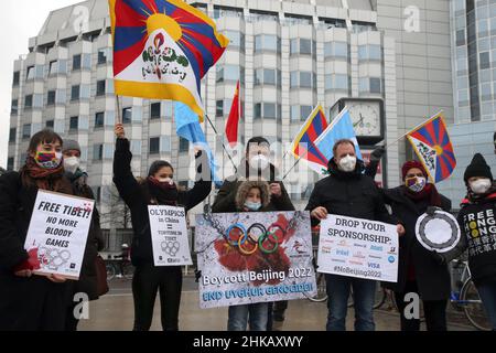 Berlin, Deutschland. 03rd. Februar 2022. Menschen protestieren vor der chinesischen Botschaft gegen die Olympischen Spiele in Peking und fordern Freiheit für Hongkong und Tibet. Quelle: Wolfgang Kumm/dpa/Alamy Live News Stockfoto