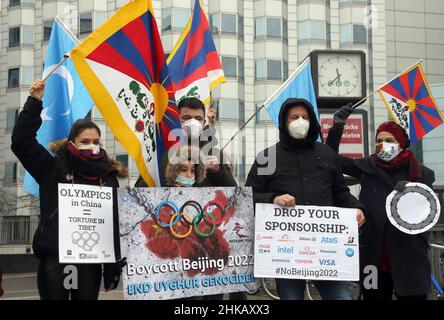 Berlin, Deutschland. 03rd. Februar 2022. Menschen protestieren vor der chinesischen Botschaft gegen die Olympischen Spiele in Peking und fordern Freiheit für Hongkong und Tibet. Quelle: Wolfgang Kumm/dpa/Alamy Live News Stockfoto