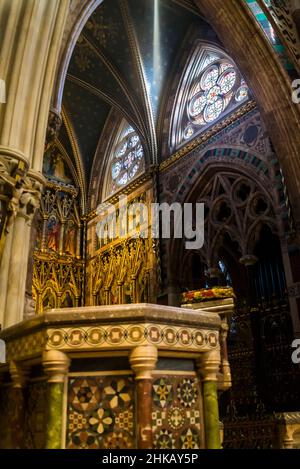 All Saints Church, eine denkmalgeschützte anglo-katholische Kirche, die von William Butterfield im hoch viktorianischen gotischen Stil entworfen und 1850s in London, U, erbaut wurde Stockfoto