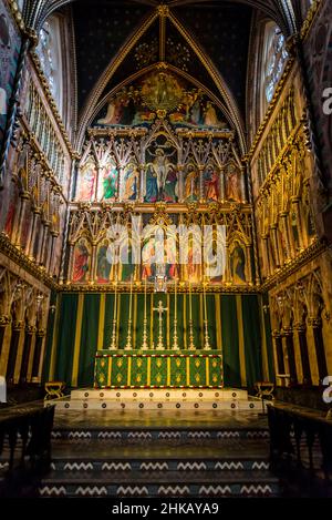 All Saints Church, eine denkmalgeschützte anglo-katholische Kirche, die von William Butterfield im hoch viktorianischen gotischen Stil entworfen und 1850s in London, U, erbaut wurde Stockfoto