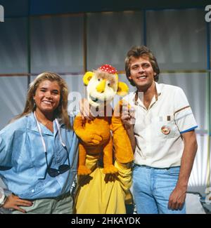 Anke Engelke, Puppe Gustav Sommer und Benny Schnier als Moderatoren vom Ferienkalender im ZDF Ferienprogramm für Kinder, Deutschland 1979 - 1989. Stockfoto