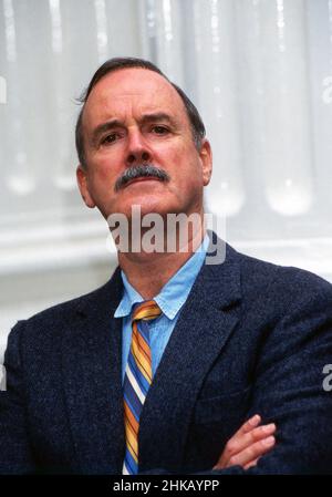 John Cleese, britischer Schauspieler, bei der Premiere des Films 'Fierce Creatures', Deutschland 1997. Stockfoto